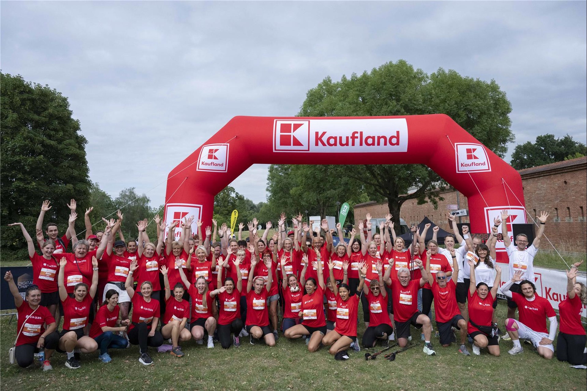 Gruppenbild von ganz vielen Caritas-Mitarbeitenden als Läuferinnen und Läufer