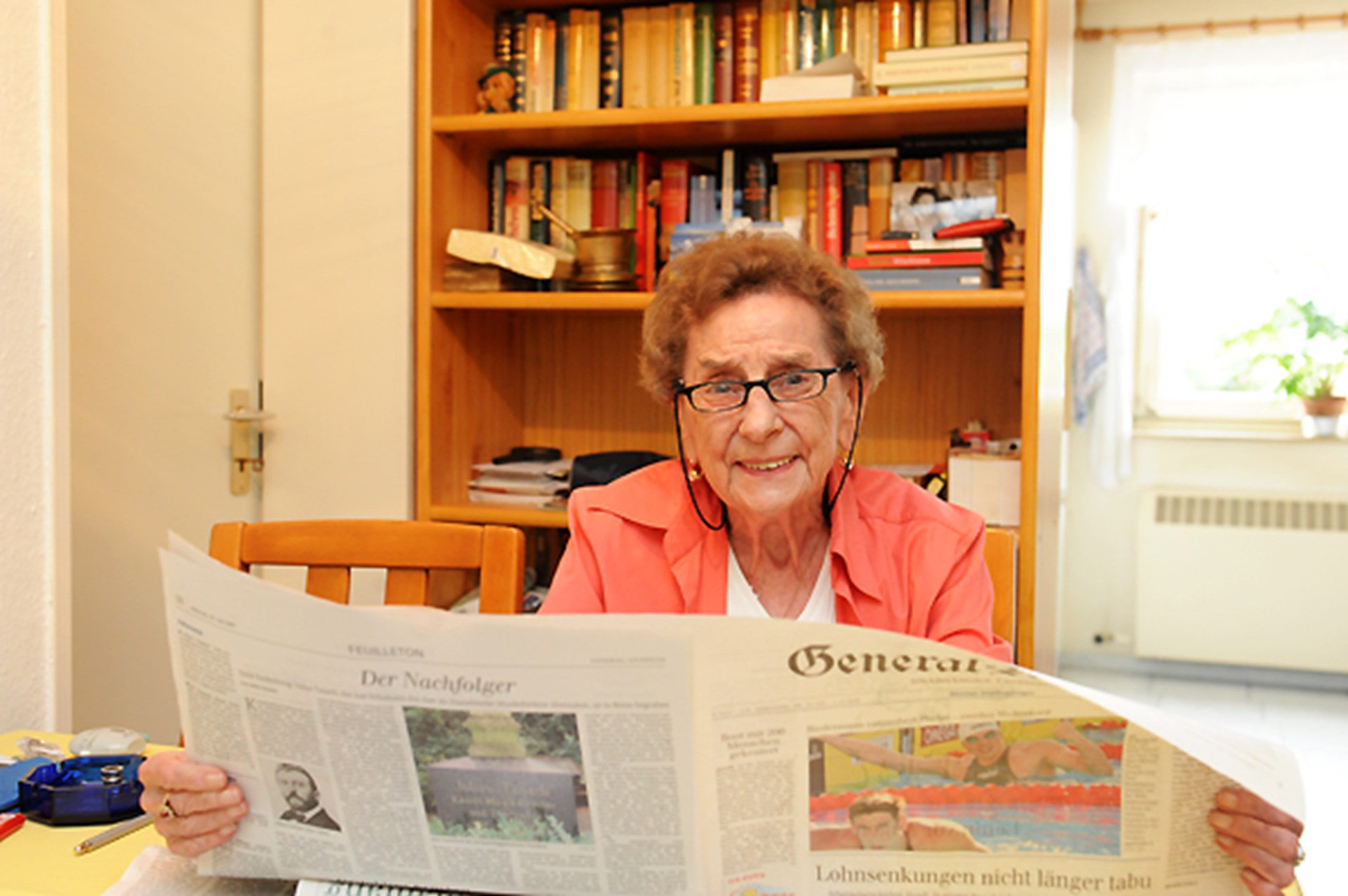 Alte Dame am Zeitung lesen 