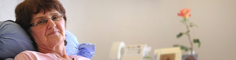 Frau im Krankenbett